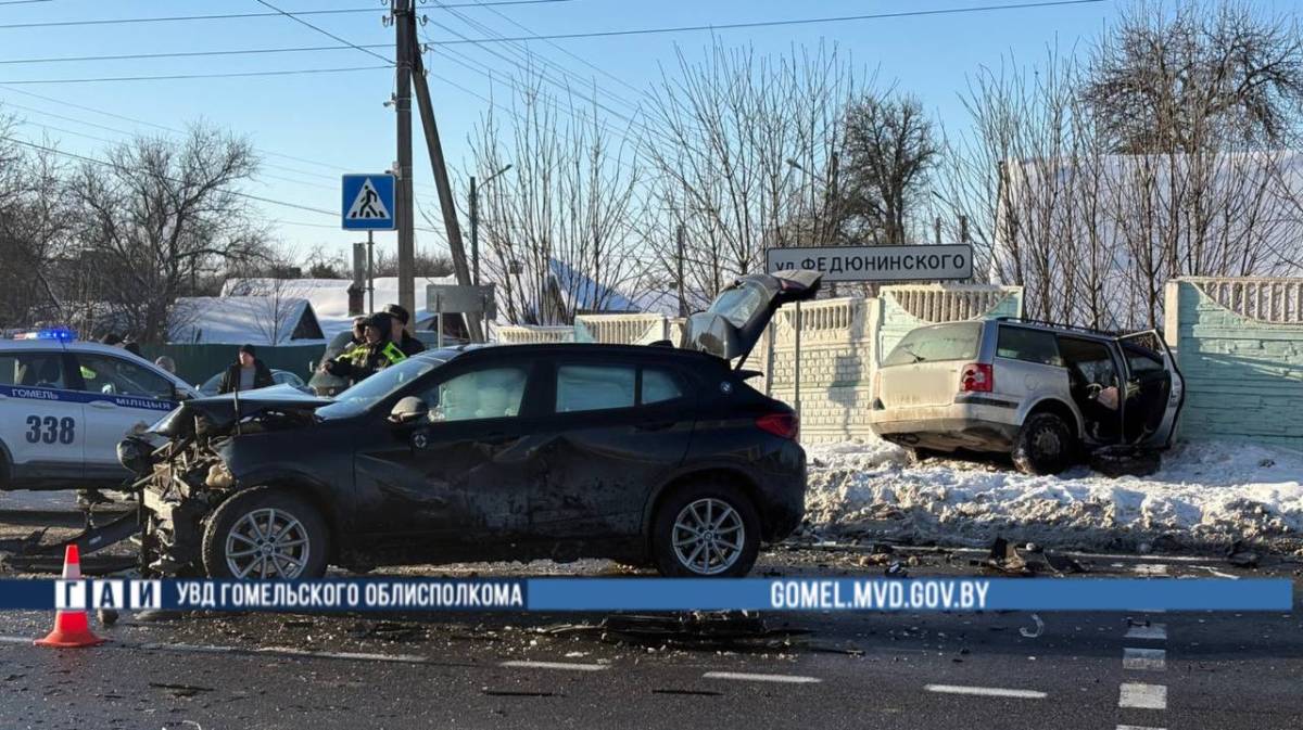 «Фольксваген» наехал на заборное ограждение