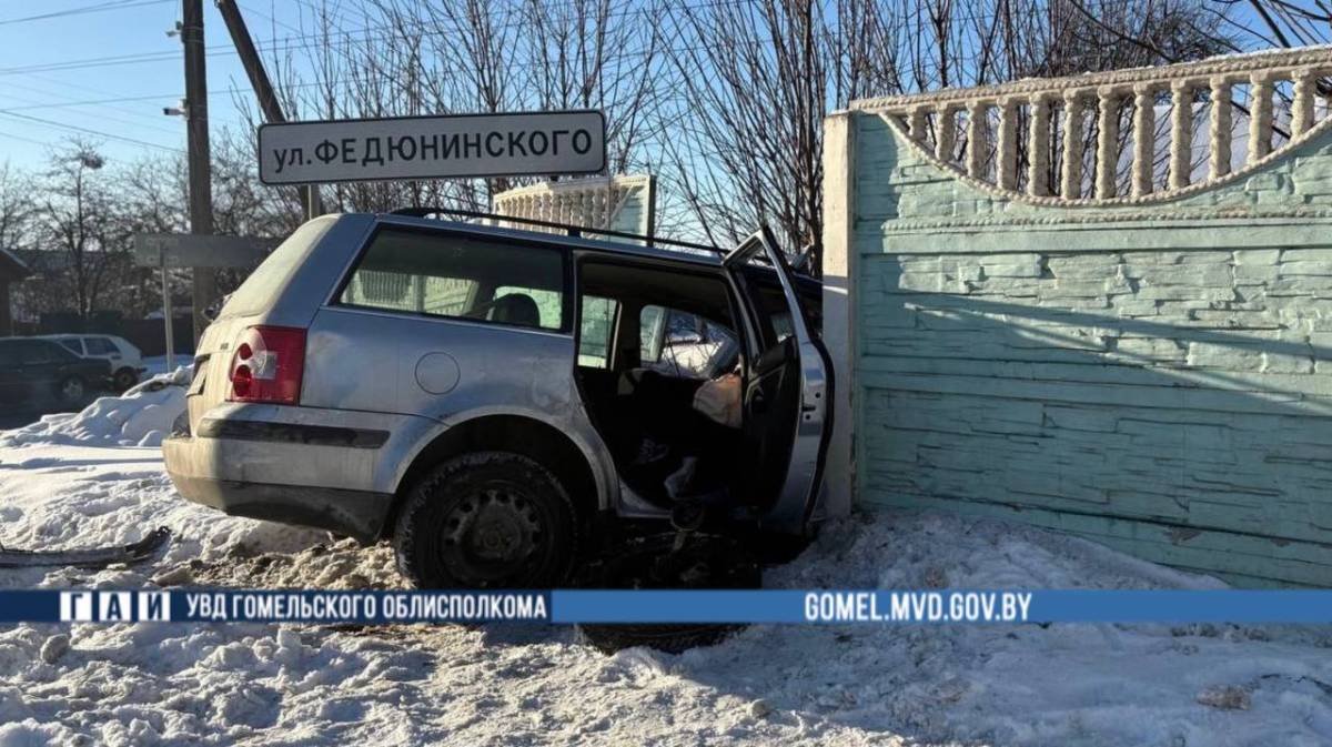 Выпала из автомобиля при столкновении: в ДТП в Гомеле пострадала пассажирка