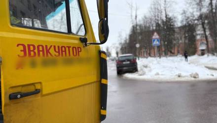 Машины мешают уборке улиц