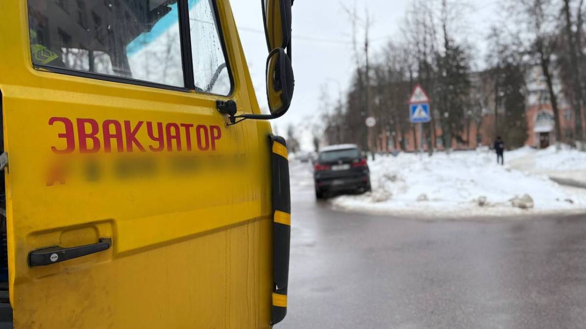 Машины мешают уборке улиц