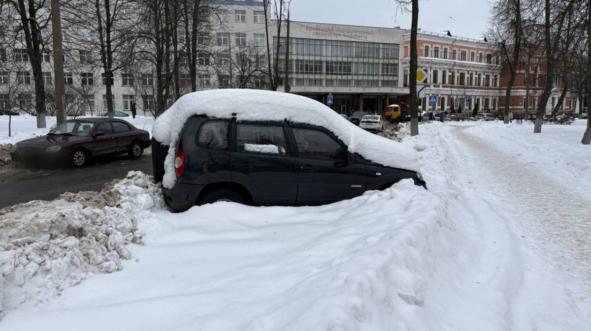 Машины мешают уборке улиц