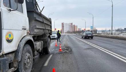 Ямы на Советской устраняют под контролем ГАИ