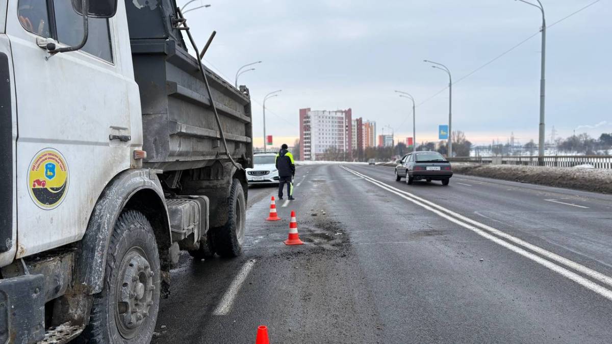 Ямы на Советской устраняют под контролем ГАИ