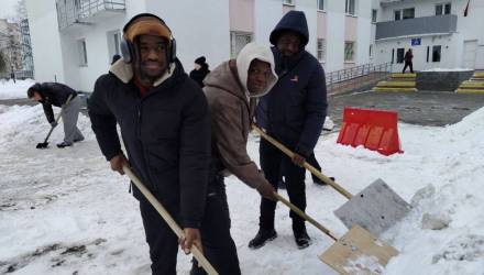 В Гомеле студенты из жарких стран взялись за лопаты