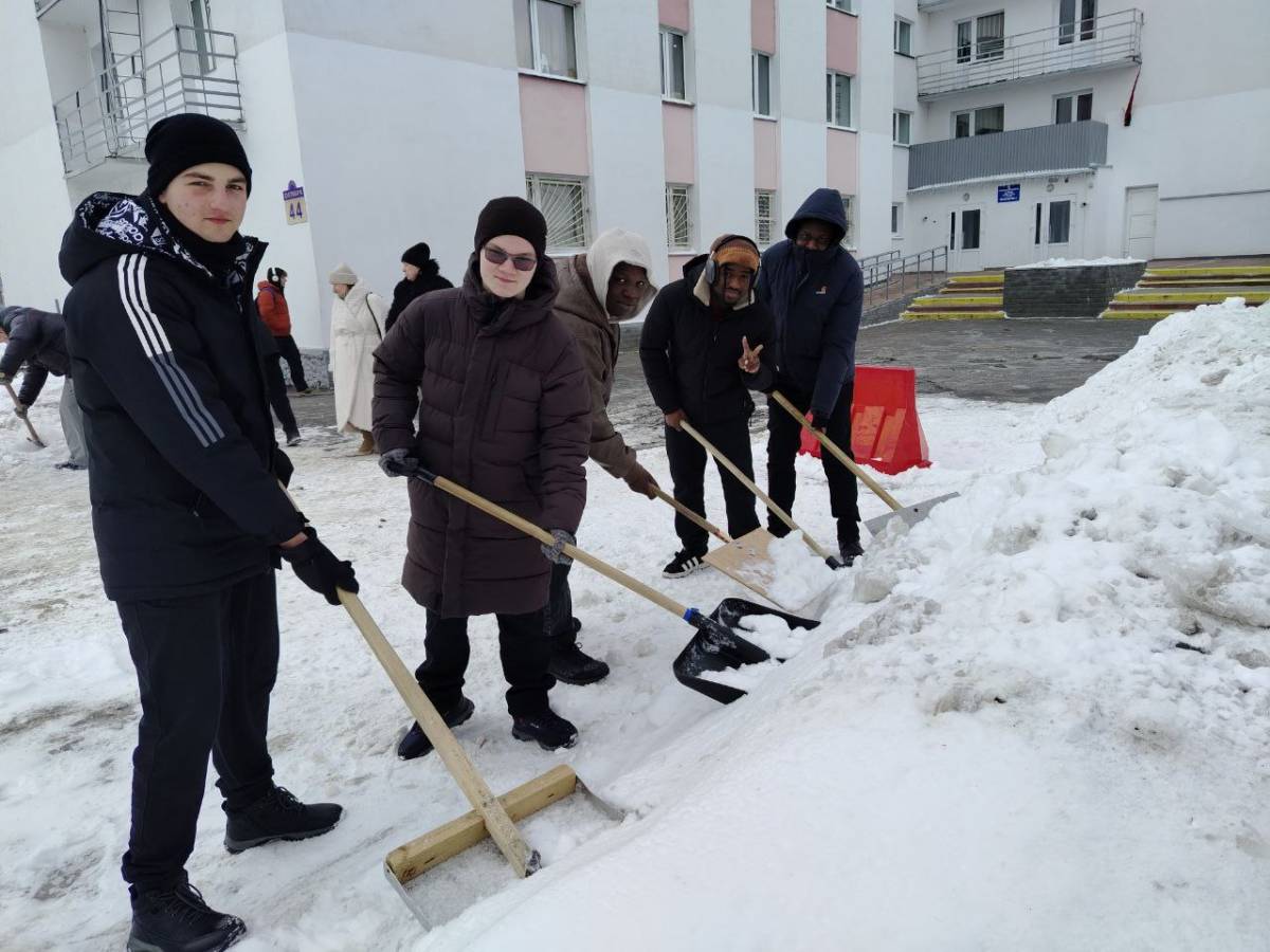 В Гомеле иностранные студенты ГГТУ вышли на уборку снега
