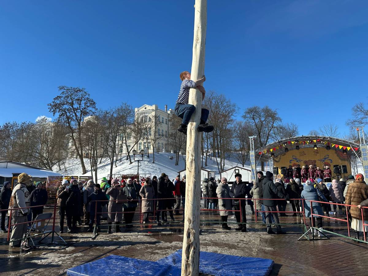 Одним из центральных элементов праздника стали традиционные масленичные конкурсы и народные забавы