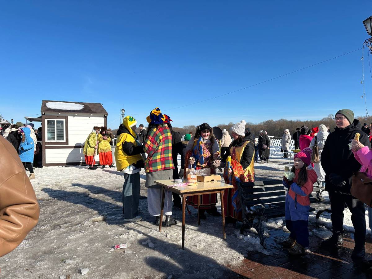 На набережной развернулись торговые ряды