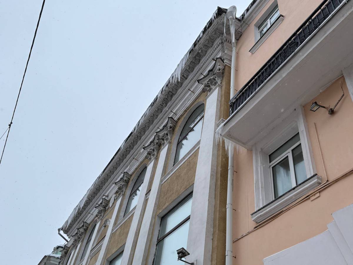 две женщины получили черепно-мозговые травмы в результате схода наледи с крыш