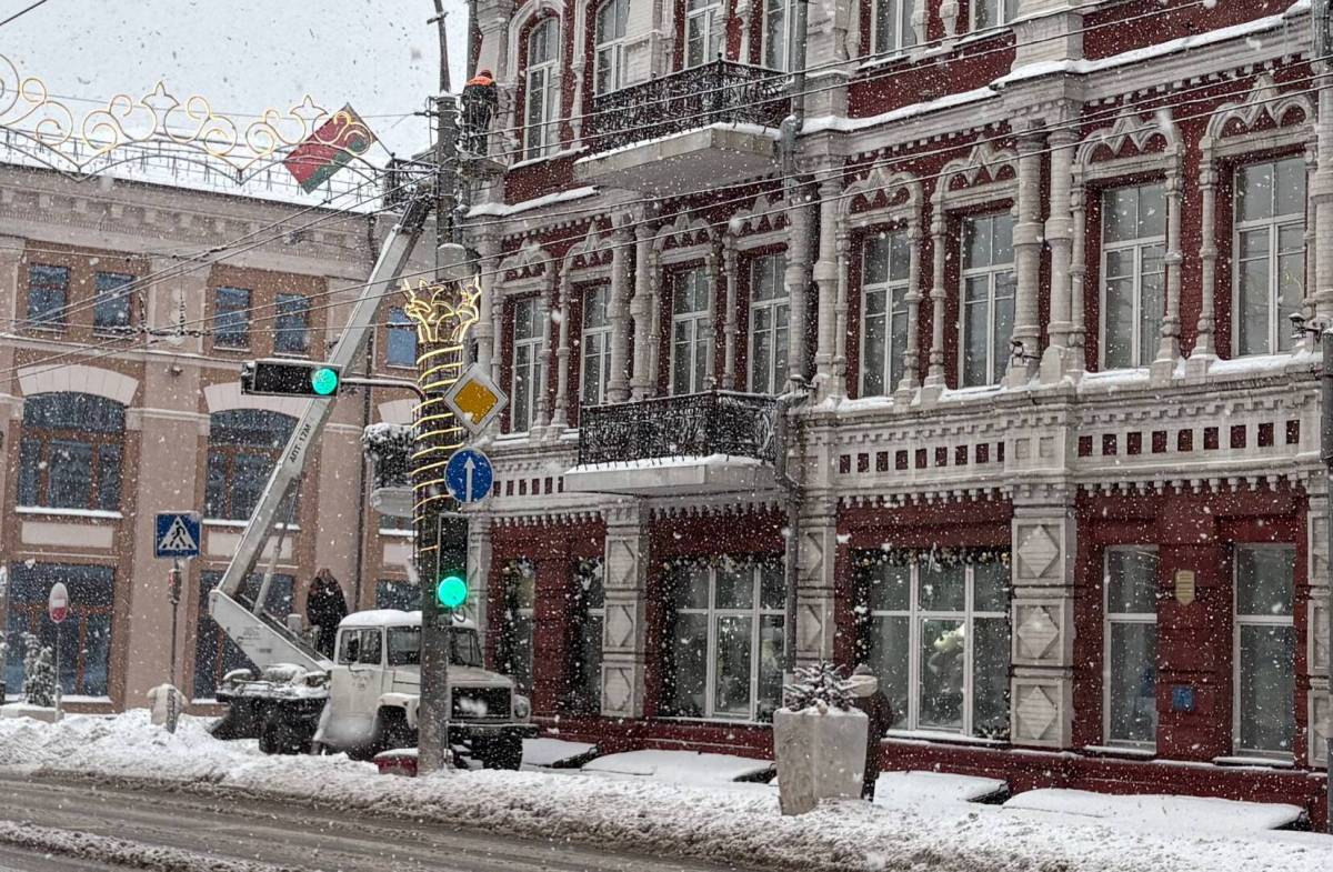 В Гомельской области от наледи и сосулек очищены кровли более 2400 многоэтажек