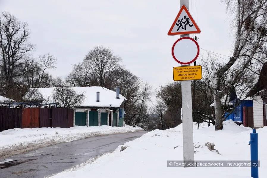 На всех въездах в район установлен знак 3.2 «Движение запрещено».