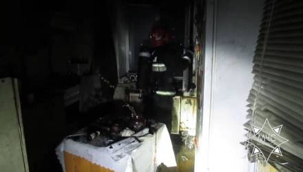 На пожаре в многоэтажке Гомеля работники МЧС спасли мужчину