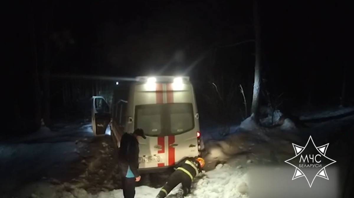 Застряли в снегу: в Гомельском районе помогли бригаде скорой