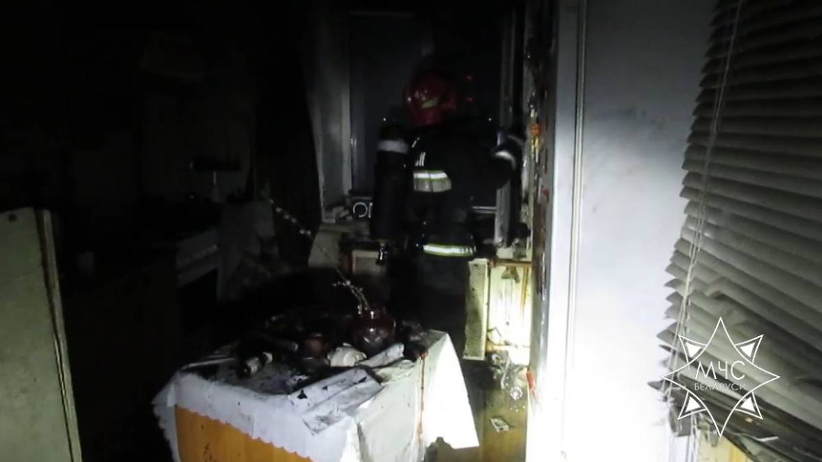 На пожаре в многоэтажке Гомеля работники МЧС спасли мужчину