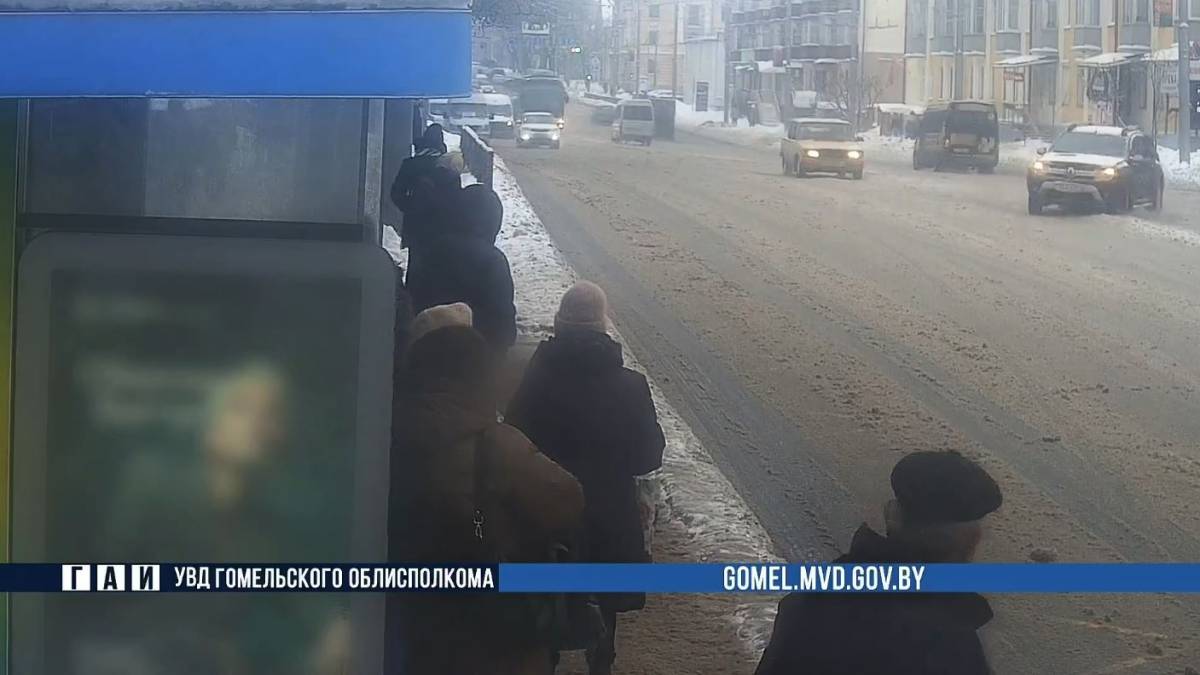 Автомобиль потерял управление и оказался у людей