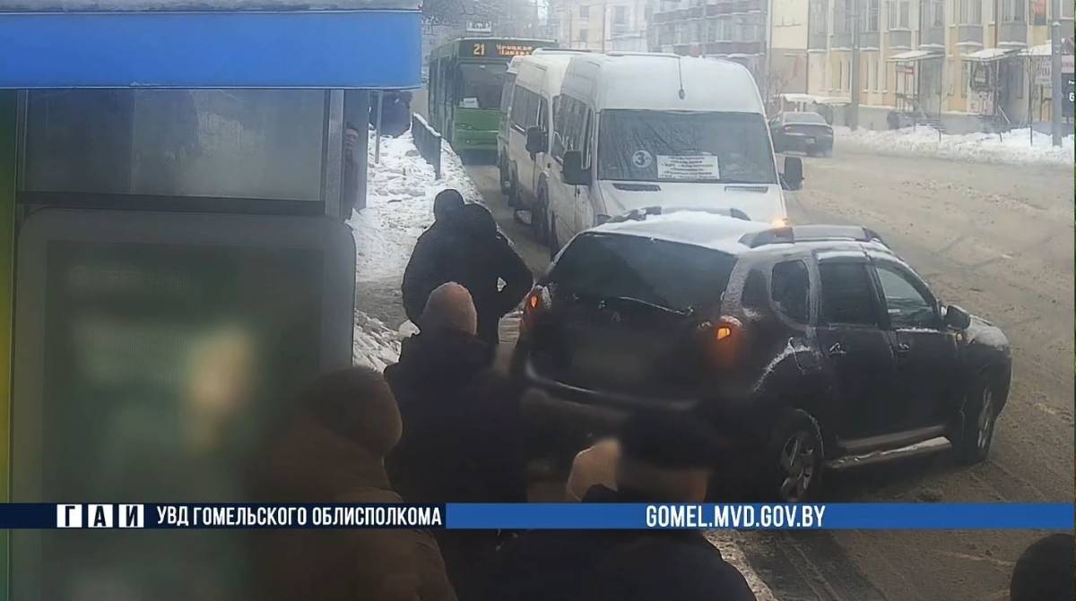 В Гомеле автомобиль вынесло на остановку с людьми — водителя лишили прав