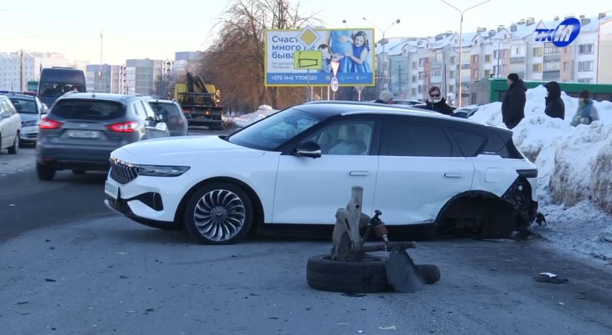 Массовое ДТП на перекрестке улиц Мира, Притыцкого и Рыжкова произошло сегодня.