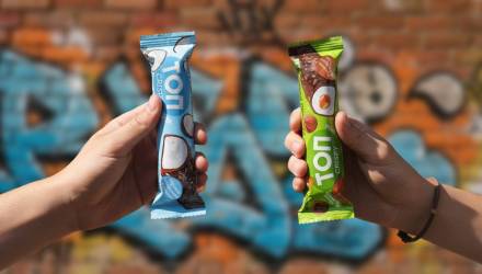 «Савушкин» выпустил новую линейку сырков «ТОП Crispy» в глазури нового формата. Их отличает наличие кусочков орехов и кокоса.