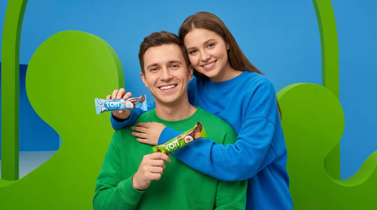 «Савушкин» выпустил новую линейку сырков «ТОП Crispy» в глазури нового формата. Их отличает наличие кусочков орехов и кокоса.