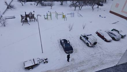 В Лоеве девушка стреляла с балкона и повредила машину соседа