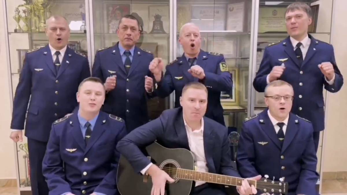 мужчины Гомельского отделения Белорусской железной дороги записали музыкальное праздничное поздравление