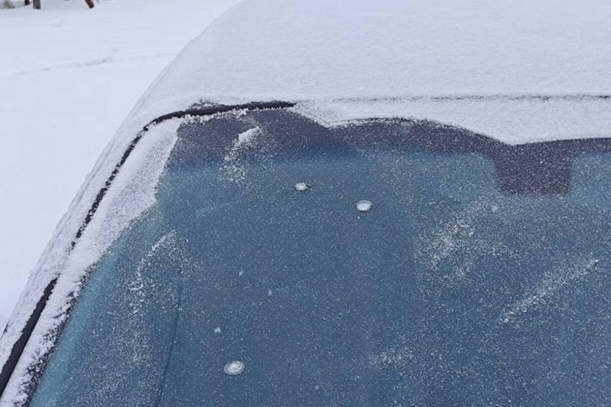 В Лоеве женщина расстреляла автомобиль из пневматического пистолета. Эксперты установили тип оружия, возбуждено уголовное дело.