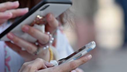 Необычная ситуация произошла в одной из школ Гомельской области: ученица тайно записывала уроки, разговоры одноклассников и учителей, а ее мать - родительские собрания. Почему это было незаконно, рассказали в Национальном центре защиты персональных данных.