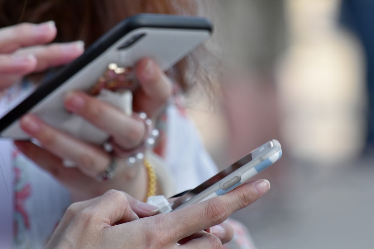 Необычная ситуация произошла в одной из школ Гомельской области: ученица тайно записывала уроки, разговоры одноклассников и учителей, а ее мать - родительские собрания. Почему это было незаконно, рассказали в Национальном центре защиты персональных данных.