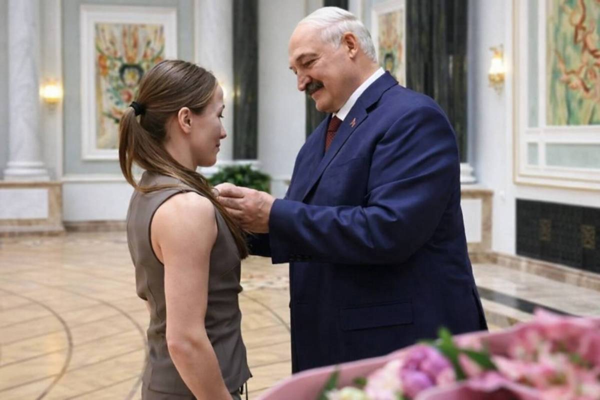 Александр Лукашенко лично вручил гомельчанке Юлии Апанасович удостоверение и нагрудный знак почётного звания «Заслуженный мастер спорта Республики Беларусь»
