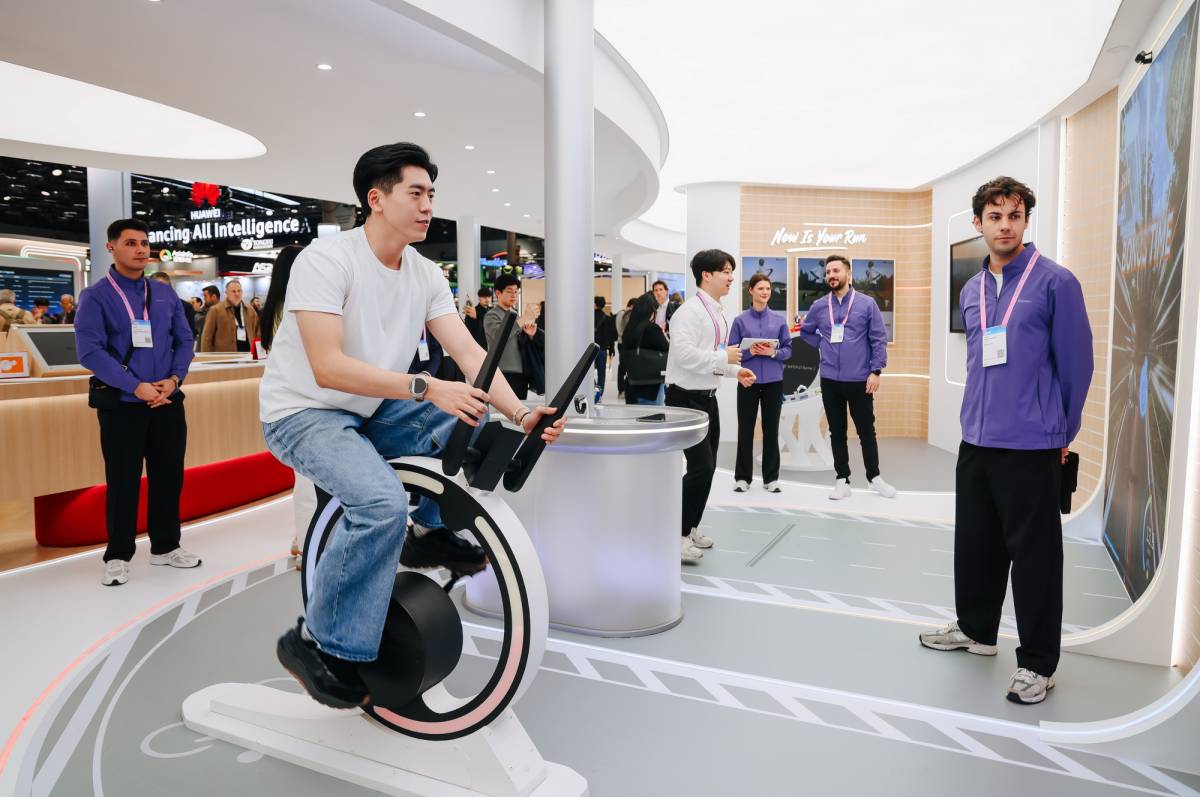 В зоне «Добавь энергии в свою жизнь» гости тестируют носимые устройства Huawei в условиях, приближенных к реальным