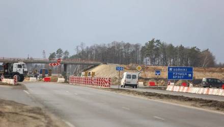 Раньше трассы были лучше? Поговорили с директором «Гомельавтодора» о состоянии дорог на Гомельщине