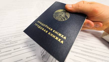 Может ли работодатель задержать выдачу трудовой книжки