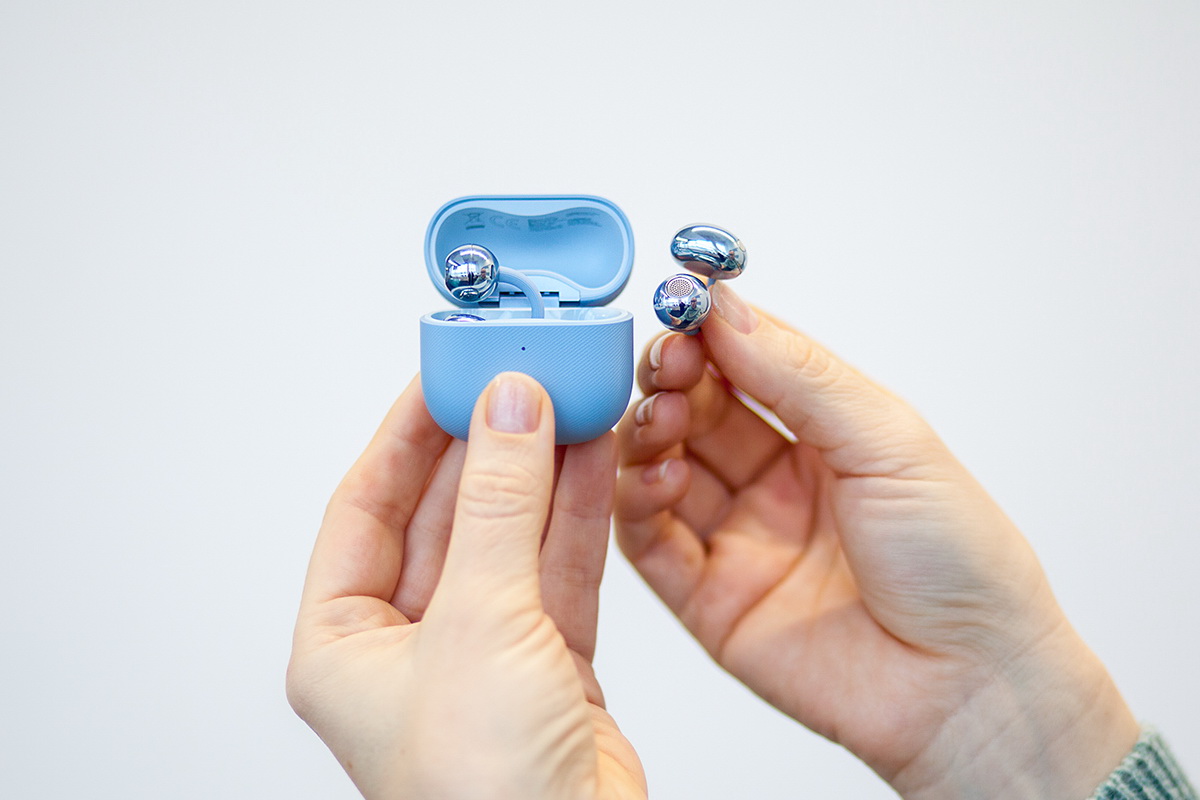 Управление наушниками – интуитивное и не требует особого привыкания