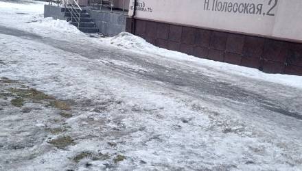 Зеленая зона в Гомеле превратилась в стихийную парковку