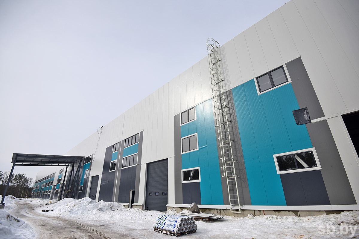 . Также завершаются основные строительно-монтажные работы на вспомогательных сооружениях комплекса