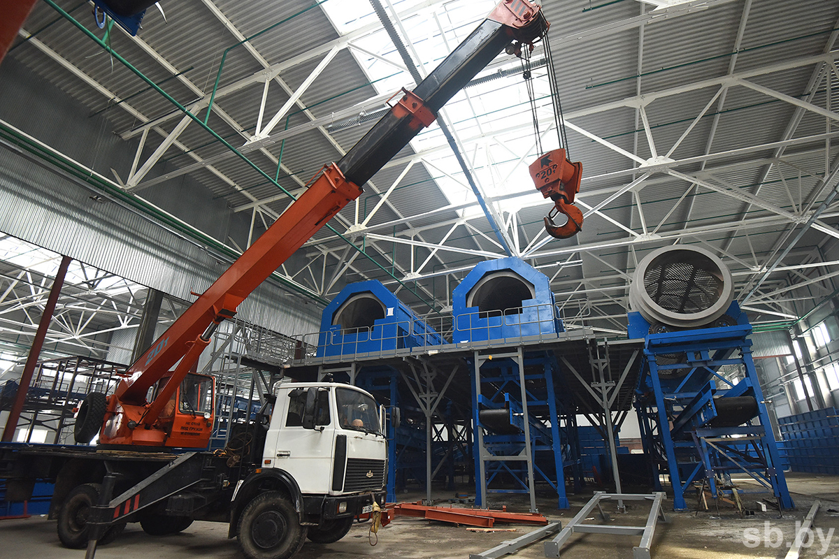 Тренд экологичного времени — извлечь из ресурсов максимум. Для этого в регионах поэтапно строятся и модернизируются мусоросортировочные заводы. Один из таких объектов последнего поколения сейчас возводится под Гомелем.