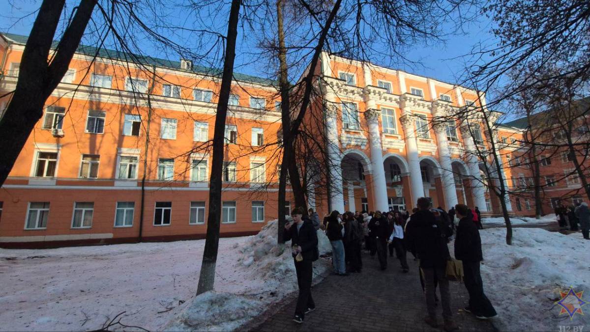 Люди, находившиеся внутри, самостоятельно вышли на улицу