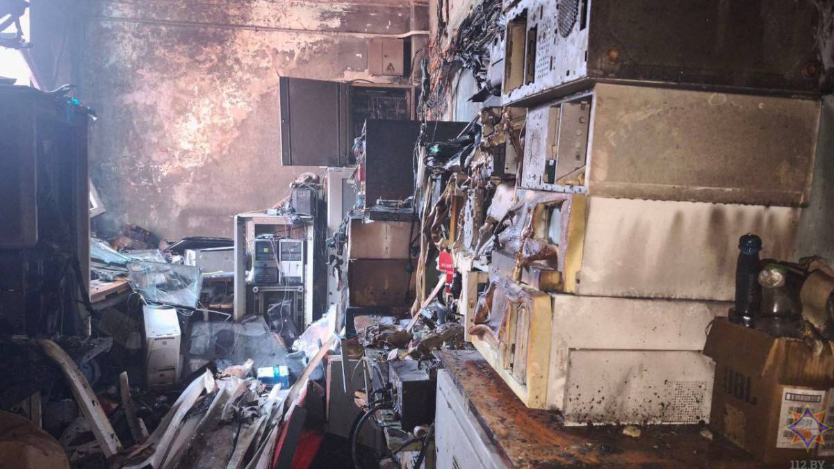 Подразделения МЧС ликвидировали пожар в университете в Гомеле