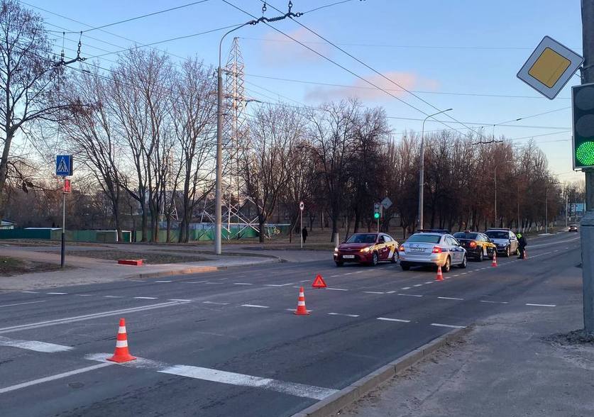 33-летний водитель Skoda Rapid, который работал в такси и ехал после ночной смены