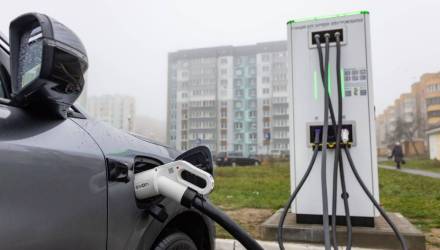 На горячую линию можно сообщить о проблемах, связанных с недостаточным количеством зарядных станций в городах и на автомобильных трассах, надежностью инфраструктуры, доступом к зарядным станциям, недостаточной их мощностью, работой мобильного приложения при бронировании и оплате услуг, удобством эксплуатации зарядной инфраструктуры.