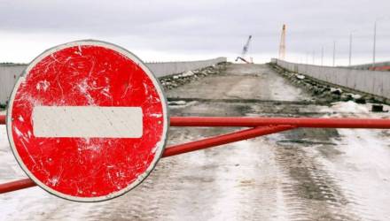 В программу масштабной реконструкции включен ремонт моста через Днепр в Речицком районе, а точнее, правой его части, которую закрыли для движения более 20 лет назад. Левую сторону обновили ранее, там же организовали двустороннее движение. Завершить реконструкцию моста планируют к лету 2027 года.