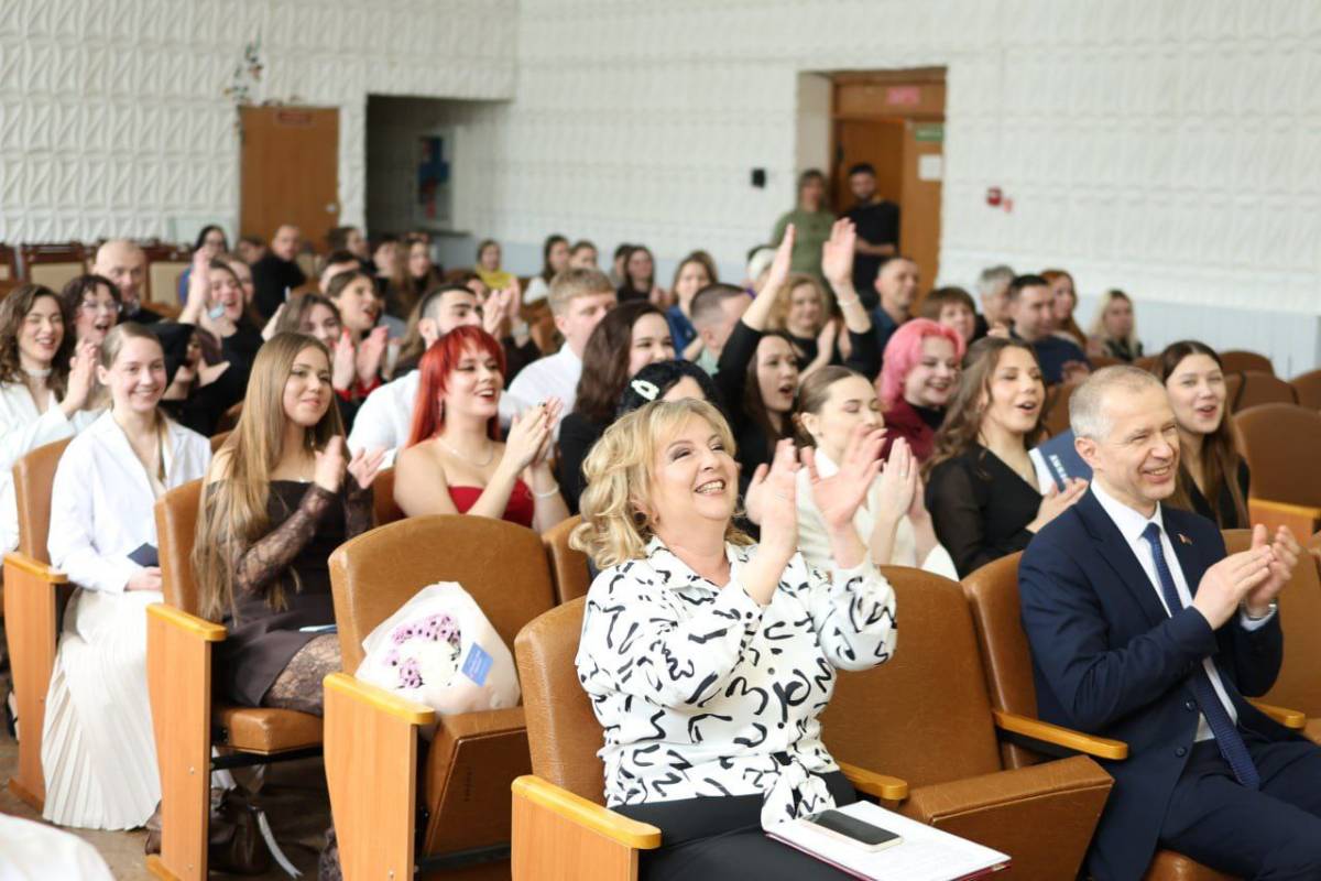 Новый выпуск — это не только личный успех студентов, но и вклад в кадровое укрепление здравоохранения Гомельской области.