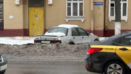 Машина в снежном плену: куда звонить в Гомеле