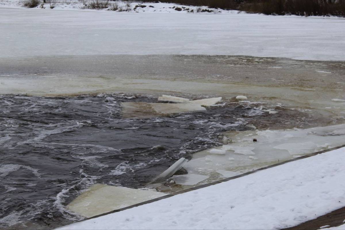 Рыбаков просят не выходить на лёд