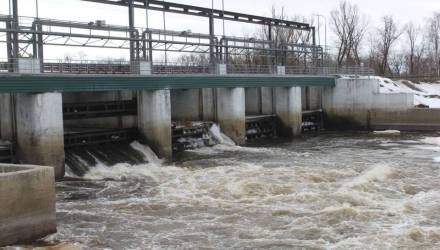 На Ипути в Добруше начали сброс воды