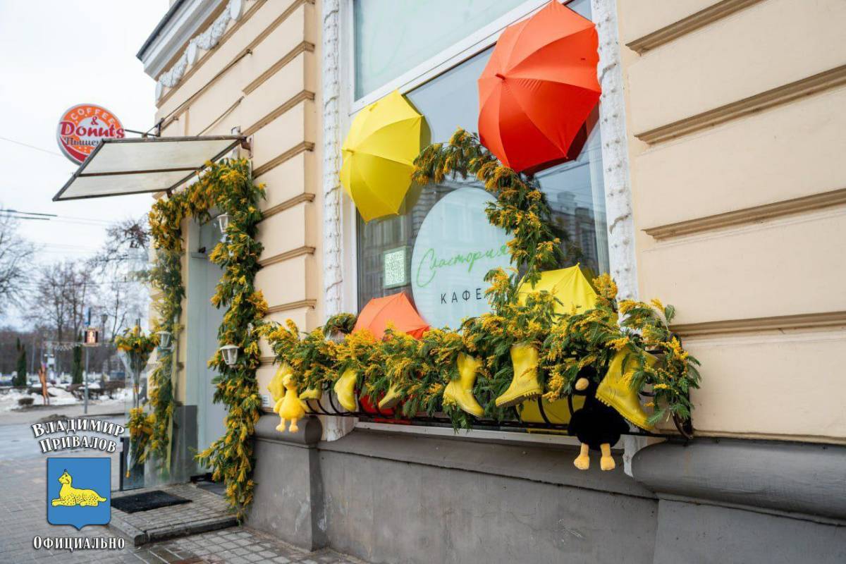 Витрины магазинов и кафе украшены цветами