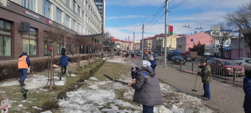 В рамках районного субботника сотрудники ОАО «Коминтерн» проводят расчистку снега на прилегающей к предприятию территории, а также на улице Интернациональной.