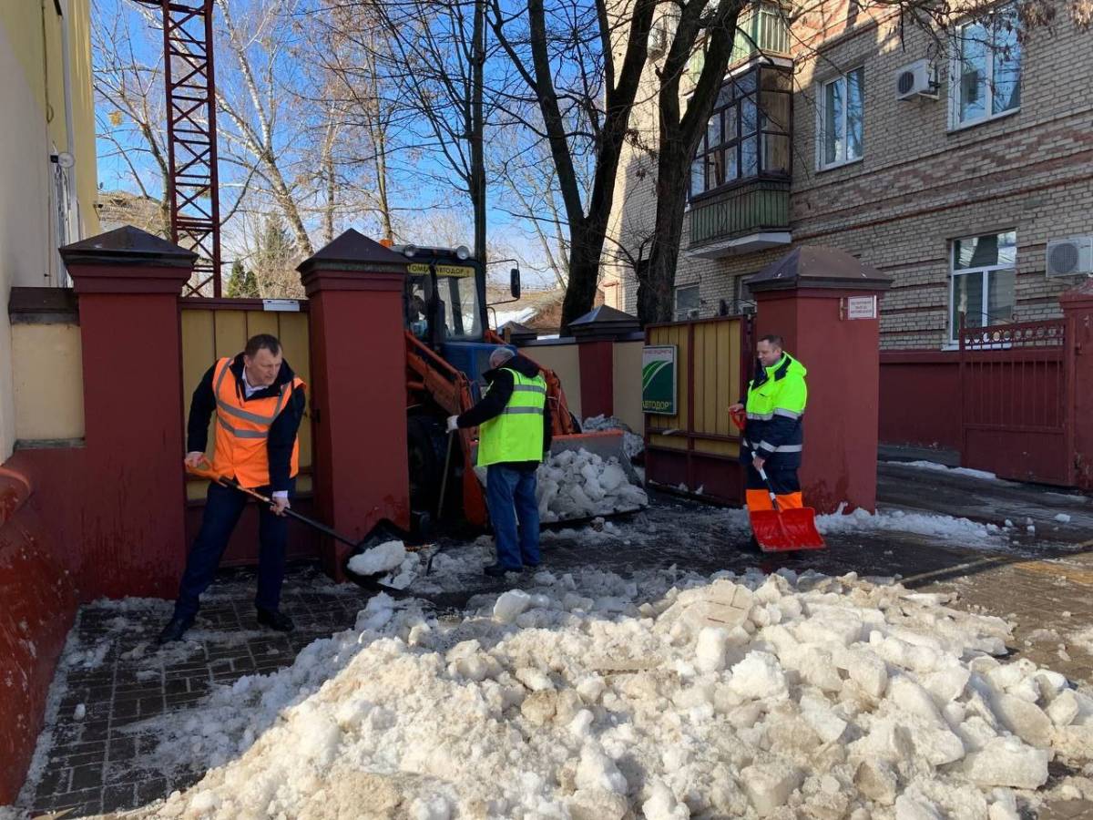 в зоне ответственности работников РУП «Гомельавтодор» ведётся уборка на улице Кирова