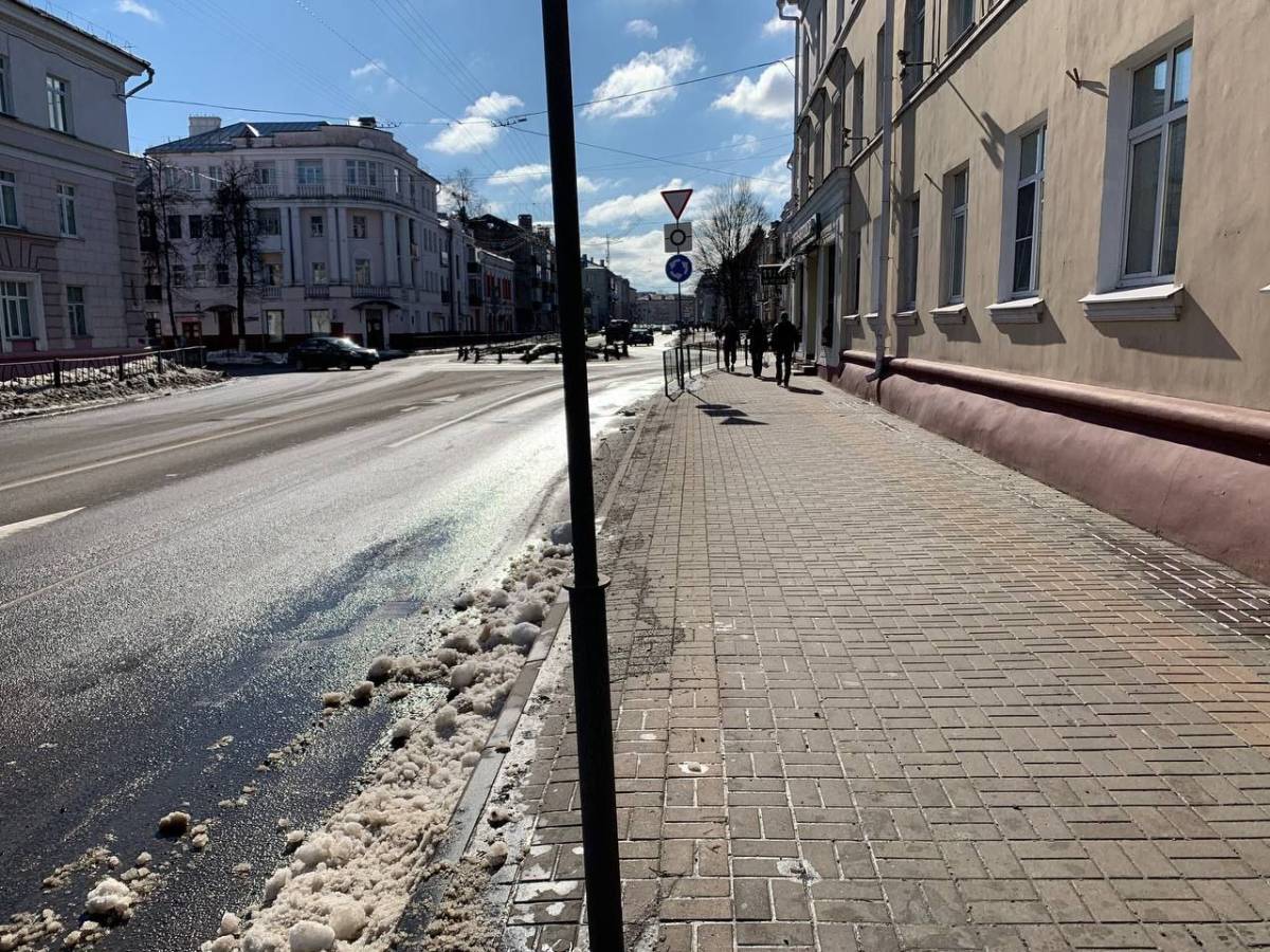 В Гомеле продолжаются работы по расчистке улиц и прилегающих территорий от снега и наледи.