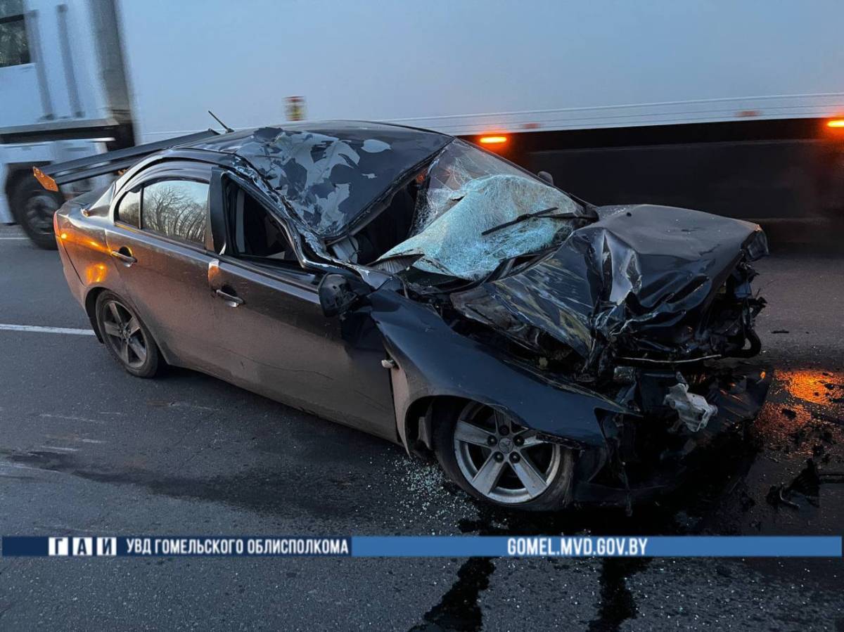 Женщина-водитель получила травмы и была госпитализирована.