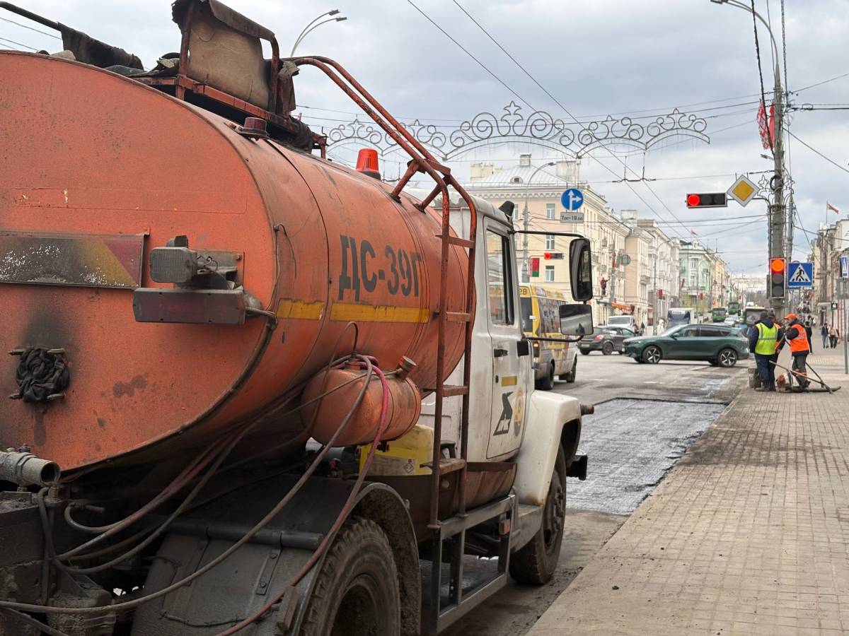 После зимы в Гомеле ремонтируют дороги: работы идут на Советской